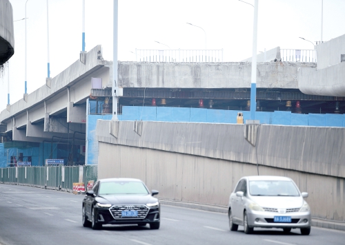 工业北路快速路东延工程 1.4万吨桥梁顶升到位