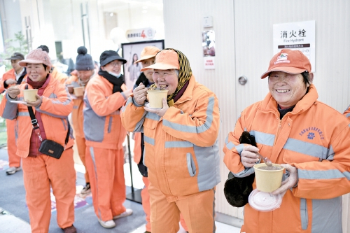 腊八粥浓 情意更稠