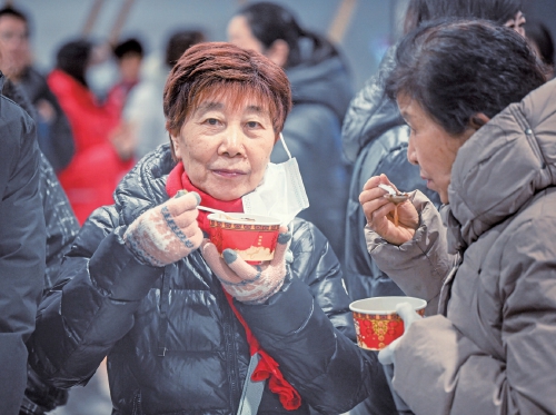 腊八粥浓 情意更稠