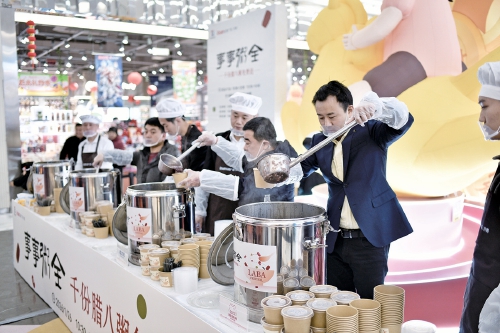 腊八粥浓 情意更稠