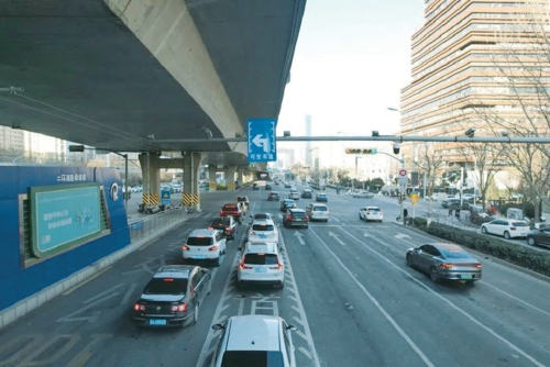 济南首个联动可变车道上线!二环南高架路东向西高峰期拥堵降低25.5%