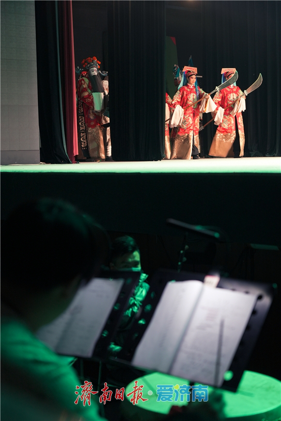 非遗莱芜梆子：台前戏腔燃 幕后匠心守