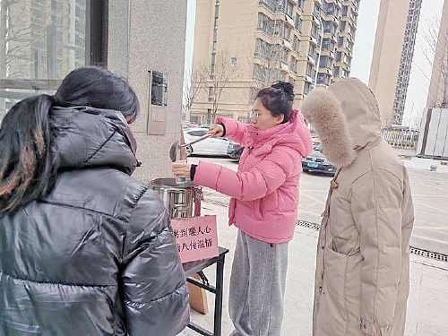 平安街道：腊八送粥，小区暖意融融