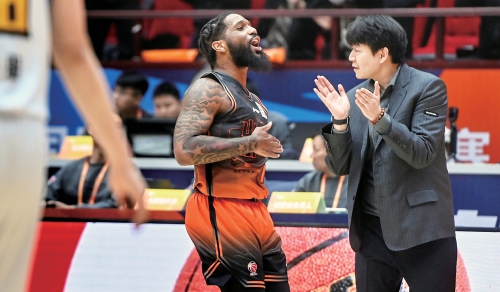 五天内再战浙江广厦,新外援仍然打不了 山东男篮继续“向卫冕冠军学习”