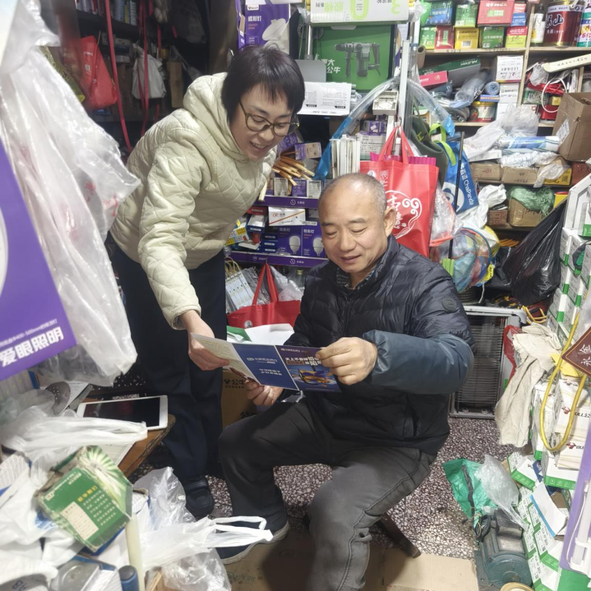 消保知识进商户 民生服务暖人心——民生银行泰安丽景花园社区支行开展沿街教育宣传活动