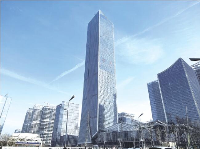 济南CBD“第三高”信泰中心T1塔楼幕墙工程封顶