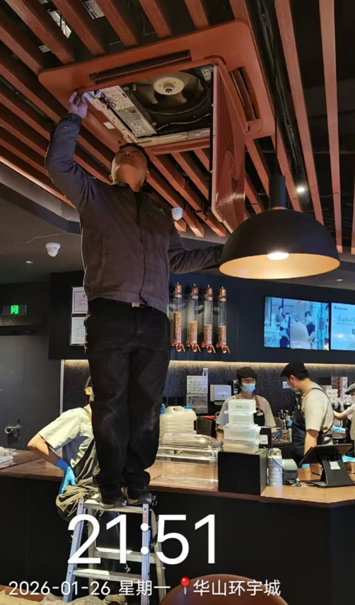 腊八寒夜高空 “穿井” 4 小时 海尔服务师紧急抢修守护商户需求