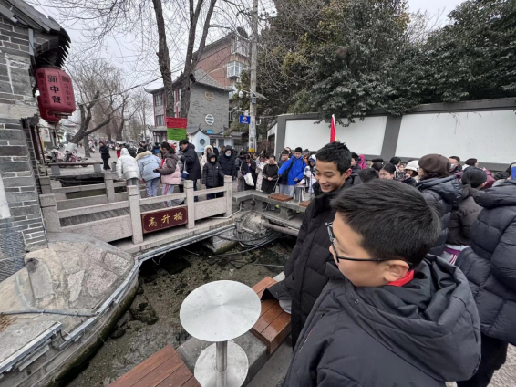 寻迹泉城文脉 解码马年新韵——燕山中学三十九级26班开展红领巾主题寻访活动