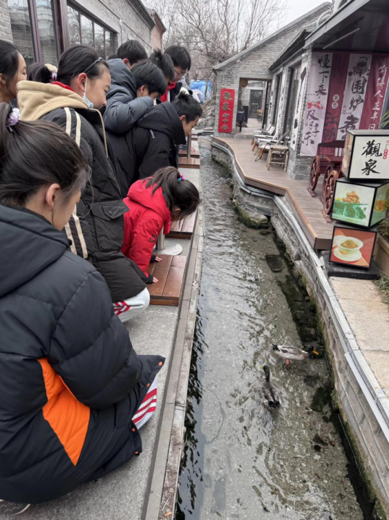 寻迹泉城文脉 解码马年新韵——燕山中学三十九级26班开展红领巾主题寻访活动