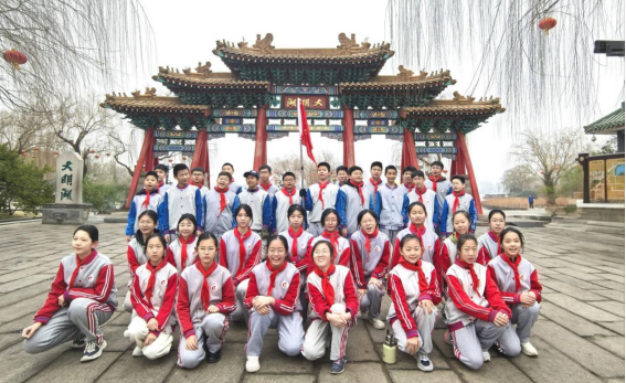 寻迹泉城文脉 解码马年新韵——燕山中学三十九级26班开展红领巾主题寻访活动