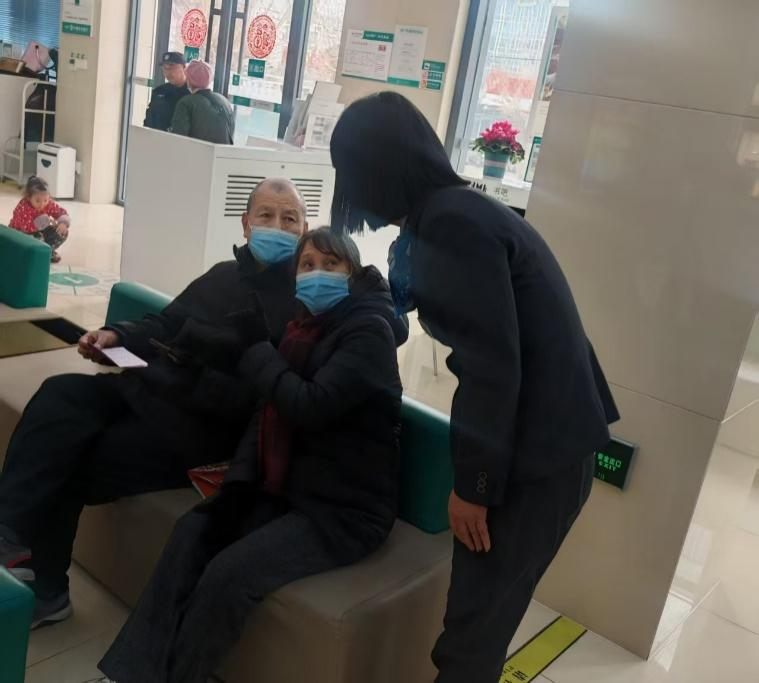 农行济南埠村支行：急难时刻显担当、耐心服务暖人心——农行大堂经理高效化解客户纠纷