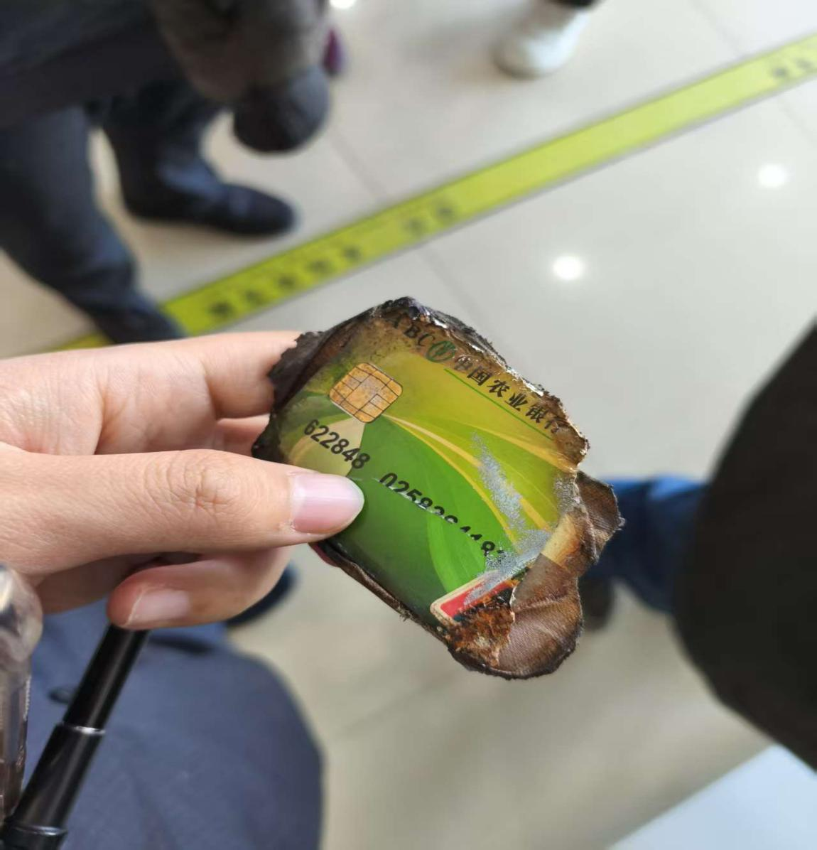 普集支行暖心服务 为银行卡烧毁客户解难题