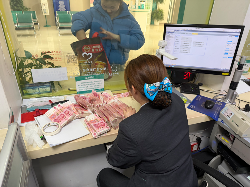 农行济南圣井支行精准对接零钱需求，高效服务获双重好评