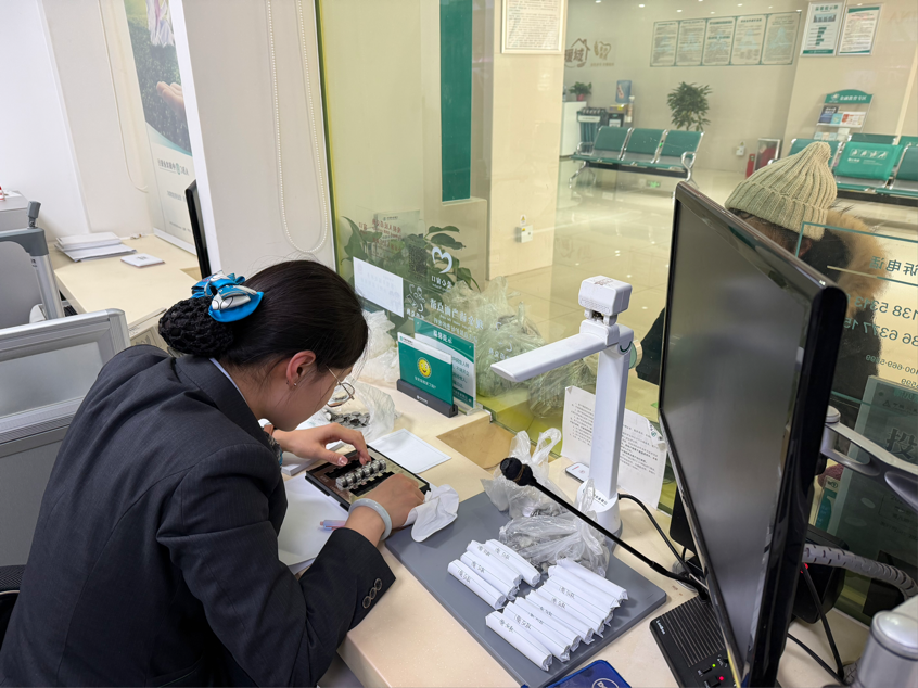 农行济南圣井支行高效清点大量一角硬币，专业服务化解客户难题