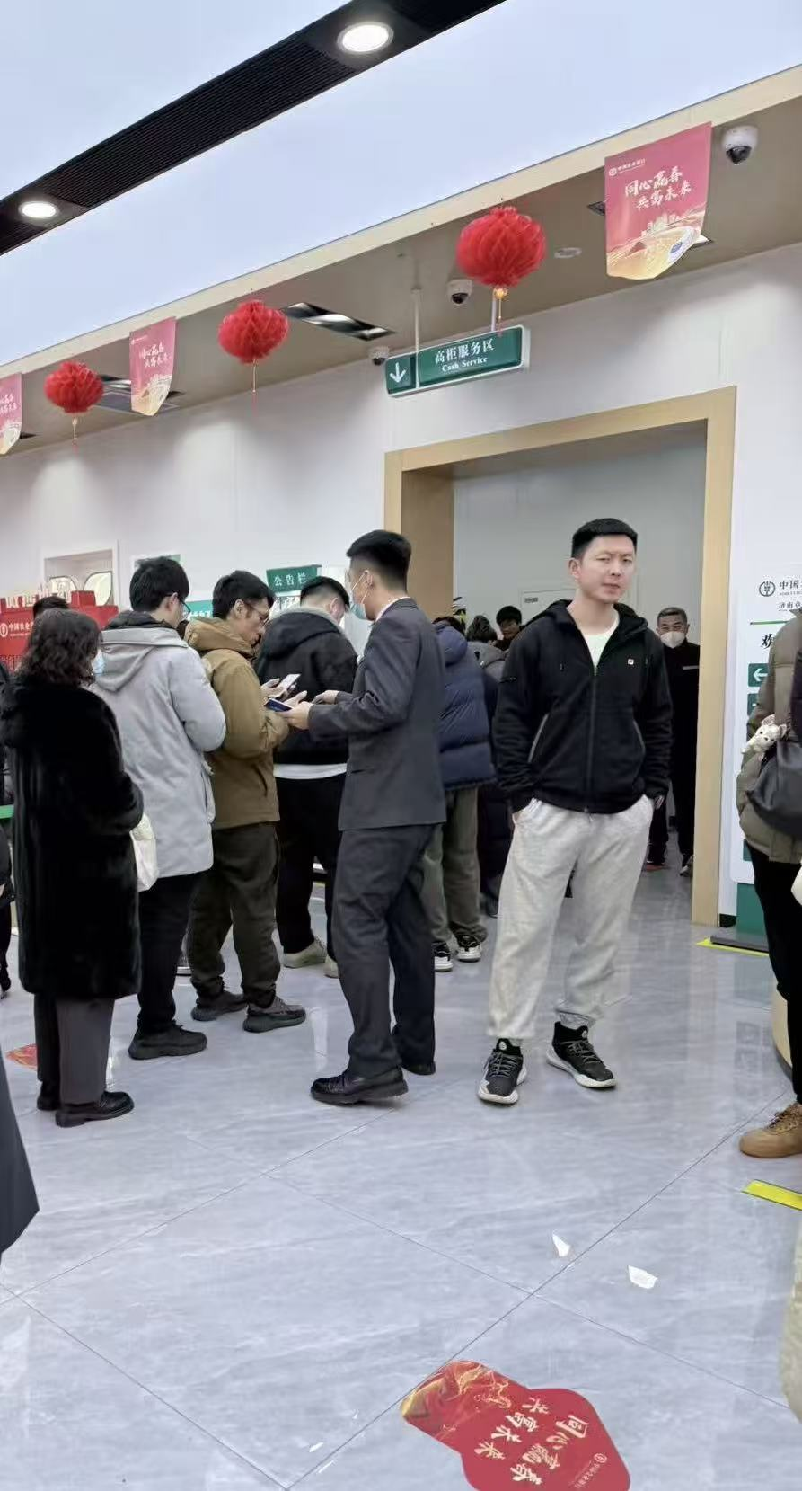 纪念币“限兑”起风波，农行耐心化解暖人心