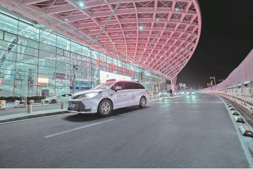 冲出实验室 驶向十字路口 自动驾驶出租车迎来规模化元年