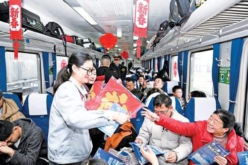 招聘会开进返乡列车