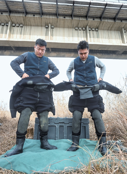 水下蛙人 护航春运