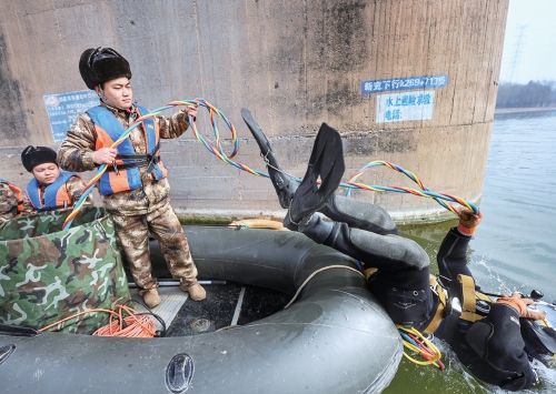 水下蛙人 护航春运
