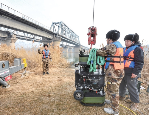 水下蛙人 护航春运