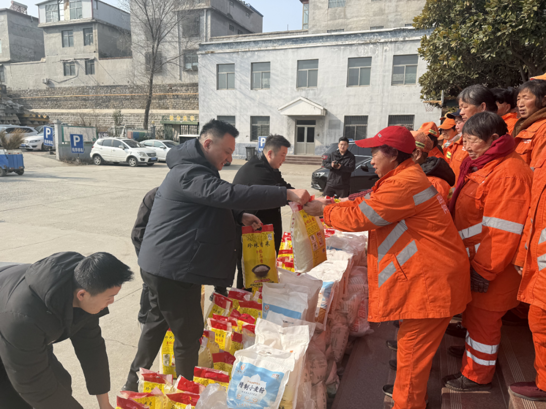 仲宫街道：爱心相伴过新年 致敬“城市美容师”