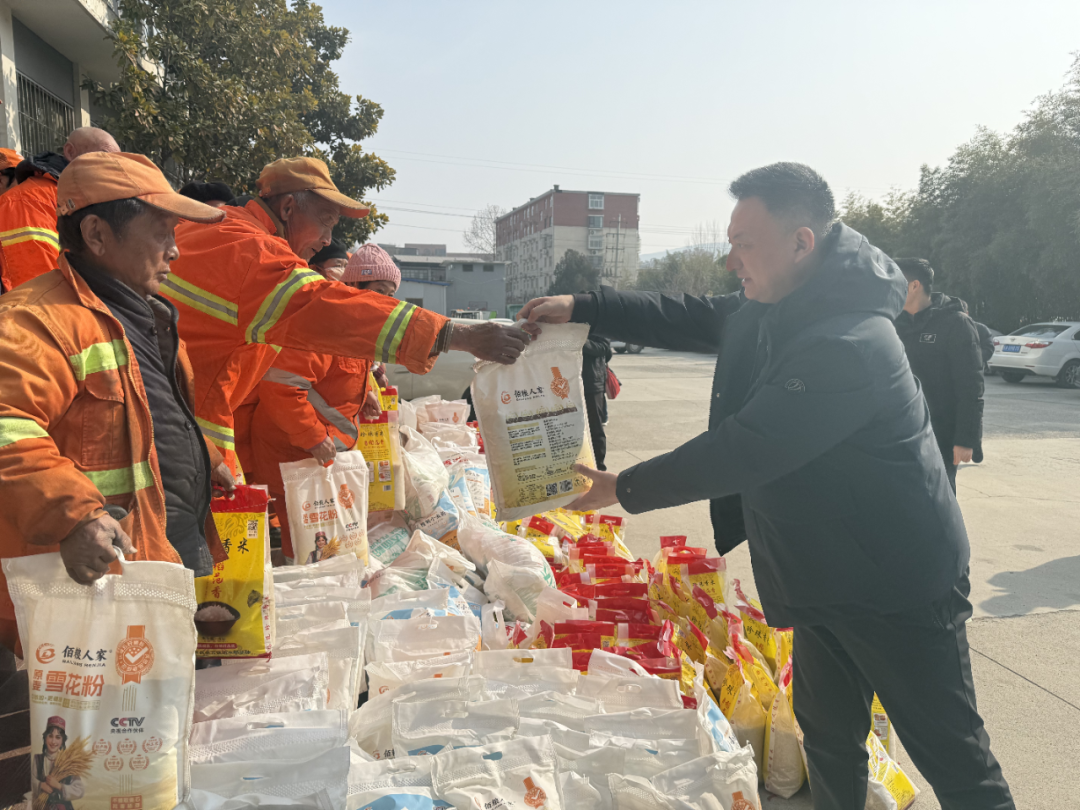 仲宫街道：爱心相伴过新年 致敬“城市美容师”