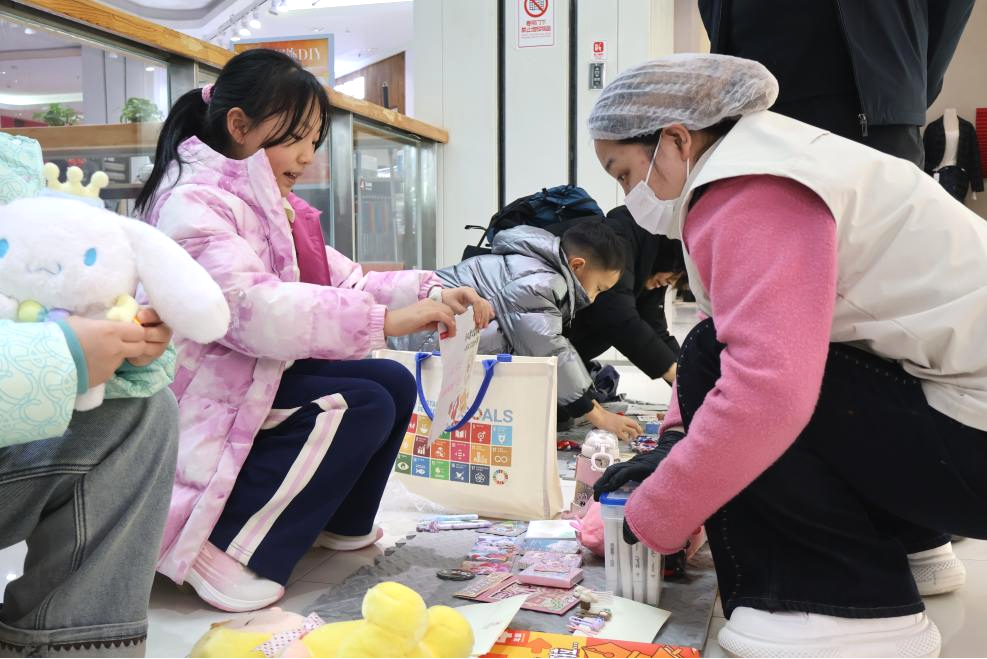 雏鹰展翅传爱心 市集义卖显担当