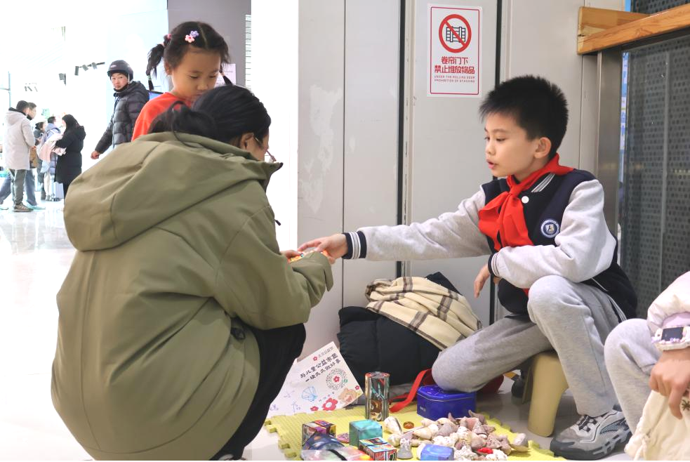 雏鹰展翅传爱心 市集义卖显担当