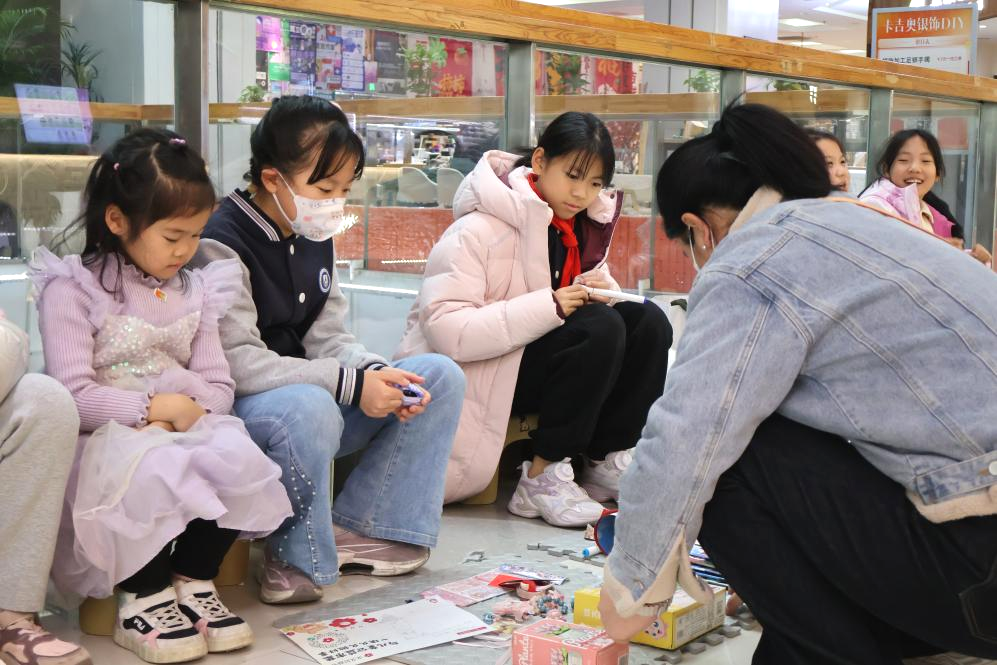 雏鹰展翅传爱心 市集义卖显担当