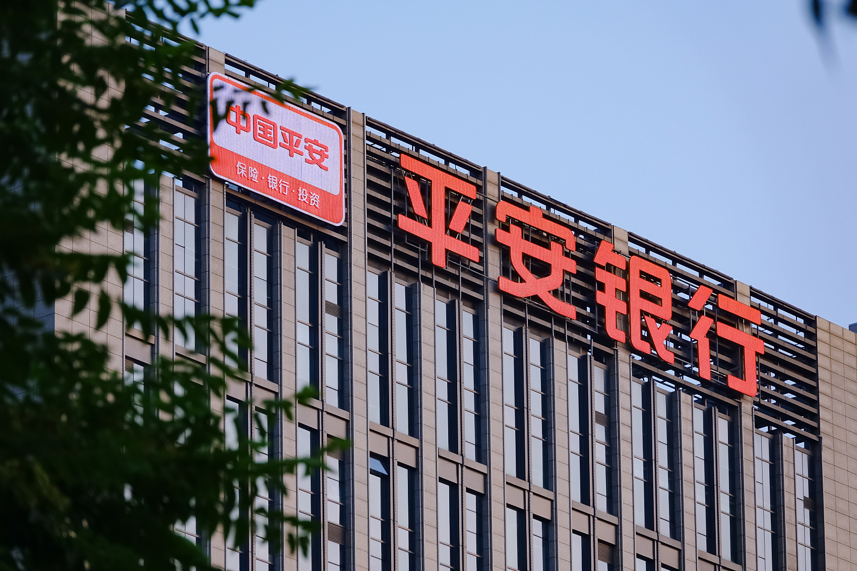 短期揽储 中小银行逆势“加息”