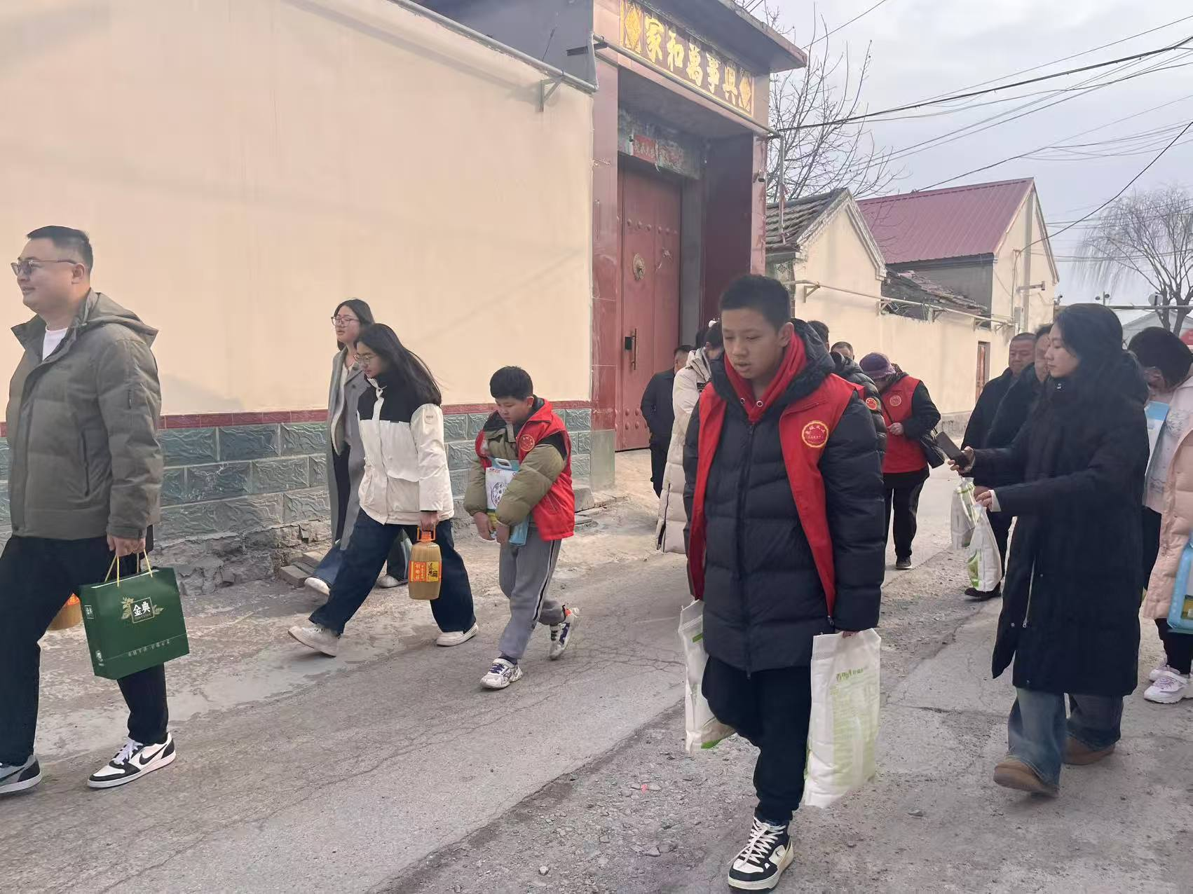 泉城义工2026情暖新春志愿服务暖心行动 梓桥志愿服务队老少同行再暖桑梓店