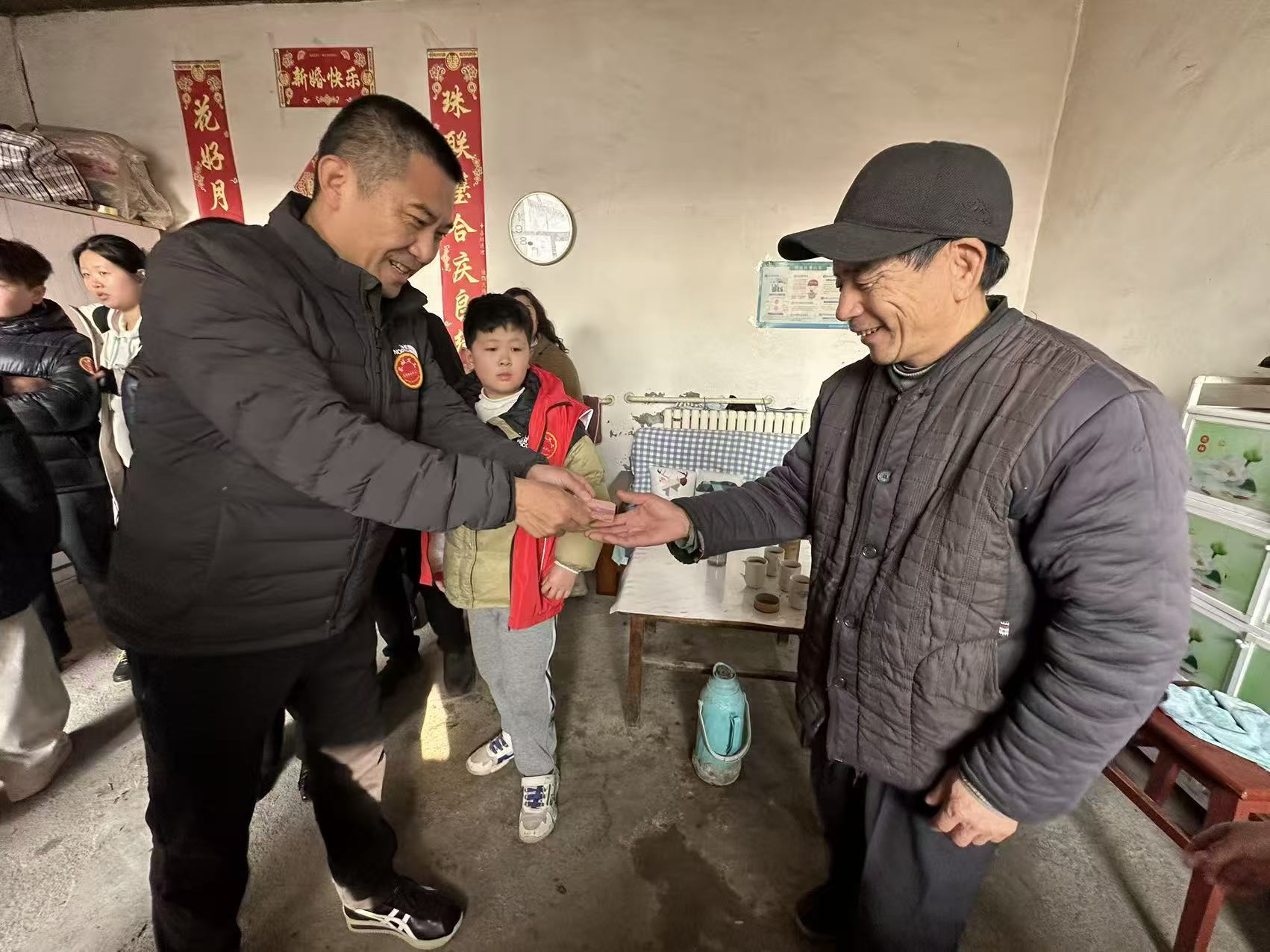 泉城义工2026情暖新春志愿服务暖心行动 梓桥志愿服务队老少同行再暖桑梓店