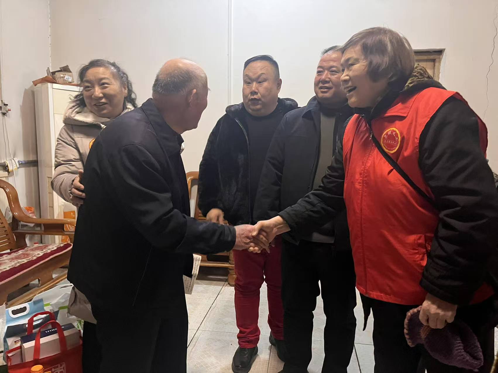 泉城义工2026情暖新春志愿服务暖心行动 梓桥志愿服务队老少同行再暖桑梓店