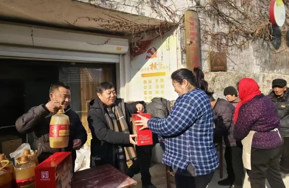 南部山区一村设立“爱心超市” 村民可用“文明积分”换年货