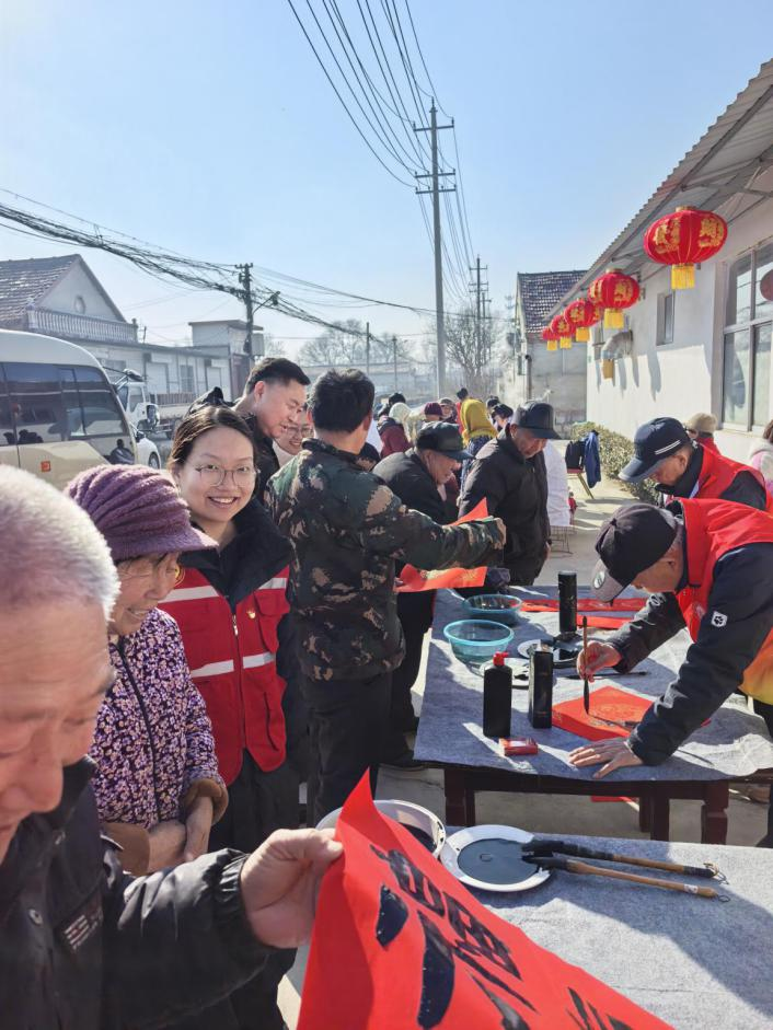 翰墨迎新春 公益暖乡村 泉城义工走进太平街道后石村开展新春送福活动