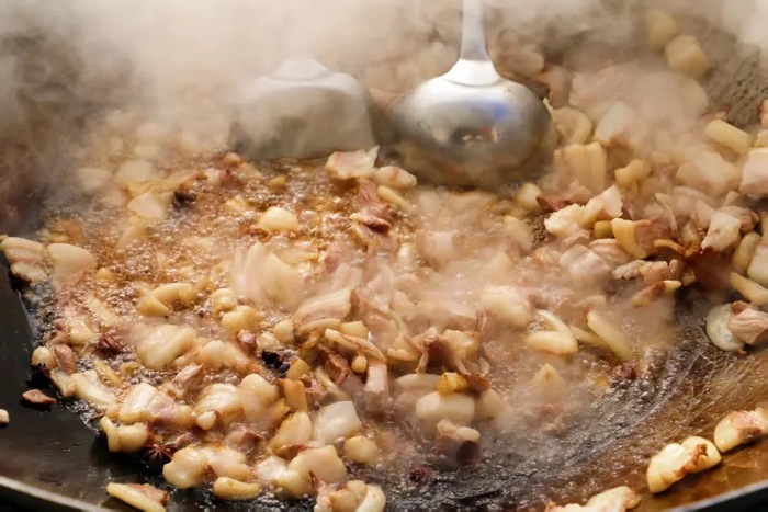 小年宴上话团圆，小山村240余名村民共品丰收宴