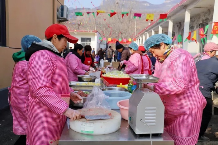 小年宴上话团圆，小山村240余名村民共品丰收宴