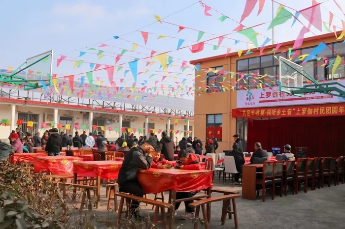 小年宴上话团圆，小山村240余名村民共品丰收宴