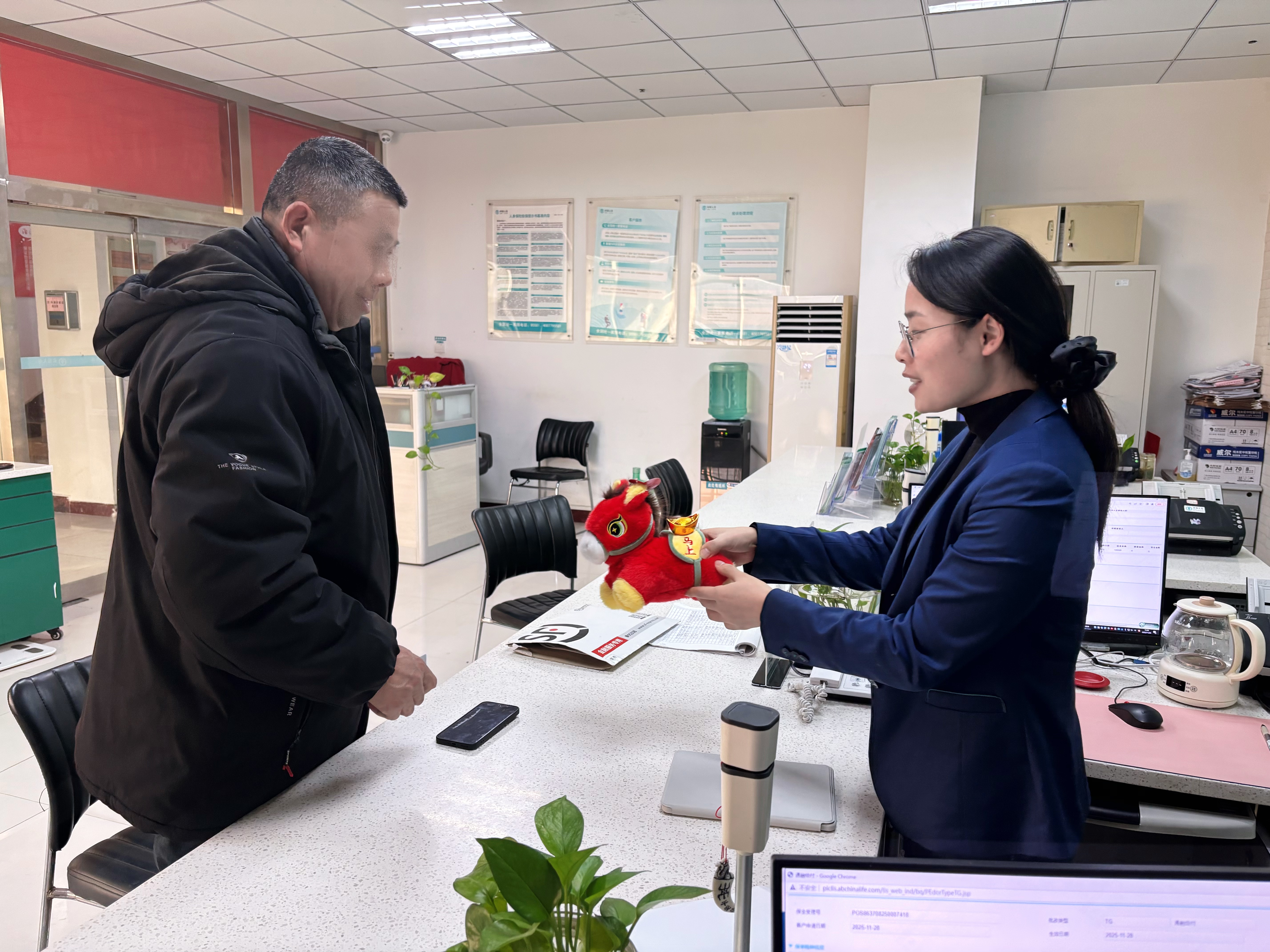 农银人寿山东分公司岁末年初双轨并行，守护金融安全，传递新春温情