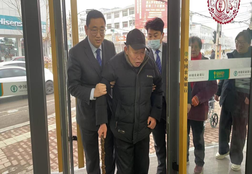 农行济南南山支行：暖心搀扶暖人心 细节服务有温度