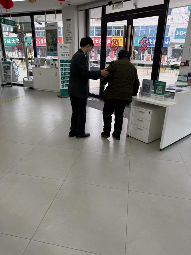 农行济南南山支行：暖心追扣款 守护银发“钱袋子”