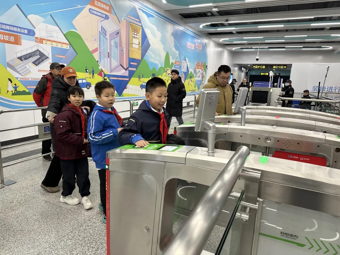 寻访城市新动脉——济南市历下区龙奥学校四（3）中队寻访活动