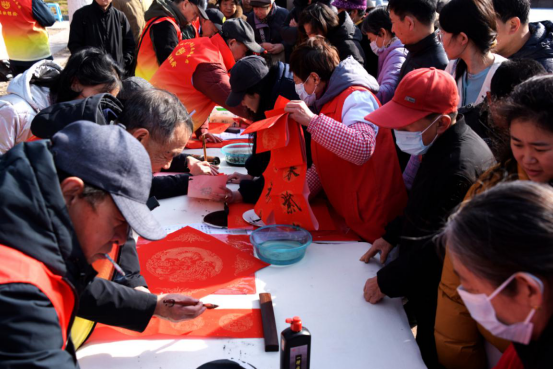 百余副春联送市民 老书法家挥毫送福 大学生志愿添彩 泉城义工举办“2026新春送福”公益活动