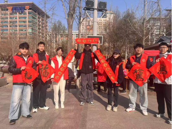 百余副春联送市民 老书法家挥毫送福 大学生志愿添彩 泉城义工举办“2026新春送福”公益活动