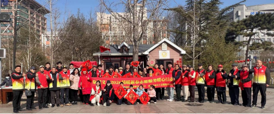 百余副春联送市民 老书法家挥毫送福 大学生志愿添彩 泉城义工举办“2026新春送福”公益活动