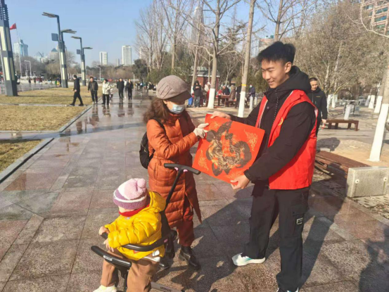 百余副春联送市民 老书法家挥毫送福 大学生志愿添彩 泉城义工举办“2026新春送福”公益活动