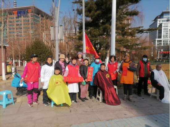 百余副春联送市民 老书法家挥毫送福 大学生志愿添彩 泉城义工举办“2026新春送福”公益活动