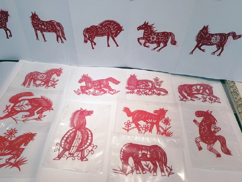 一年剪出365匹不重样骏马 济南75岁手艺人剪刀下的“马年史诗”