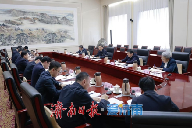 刘强参加所在党支部组织生活会