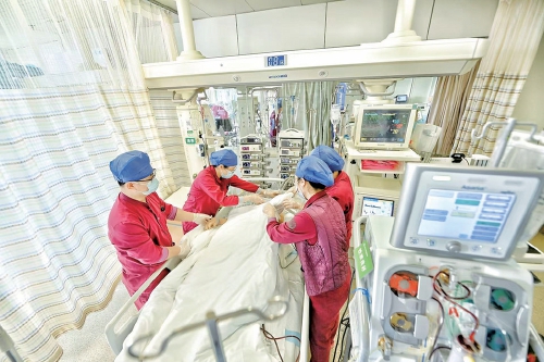 新春走基层|ICU里的生命“守岁人”:他们为危重症患者托举起生命的希望